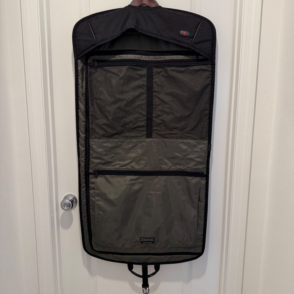 Victorinox Swiss Army Black Olive Trifold Garment Bag Travel Suit Carrier